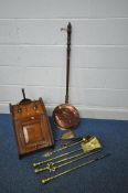 AN EARLY 20TH CENTURY OAK PURDONIUM, with a hinged door and later shovel, a copper bed pan and a