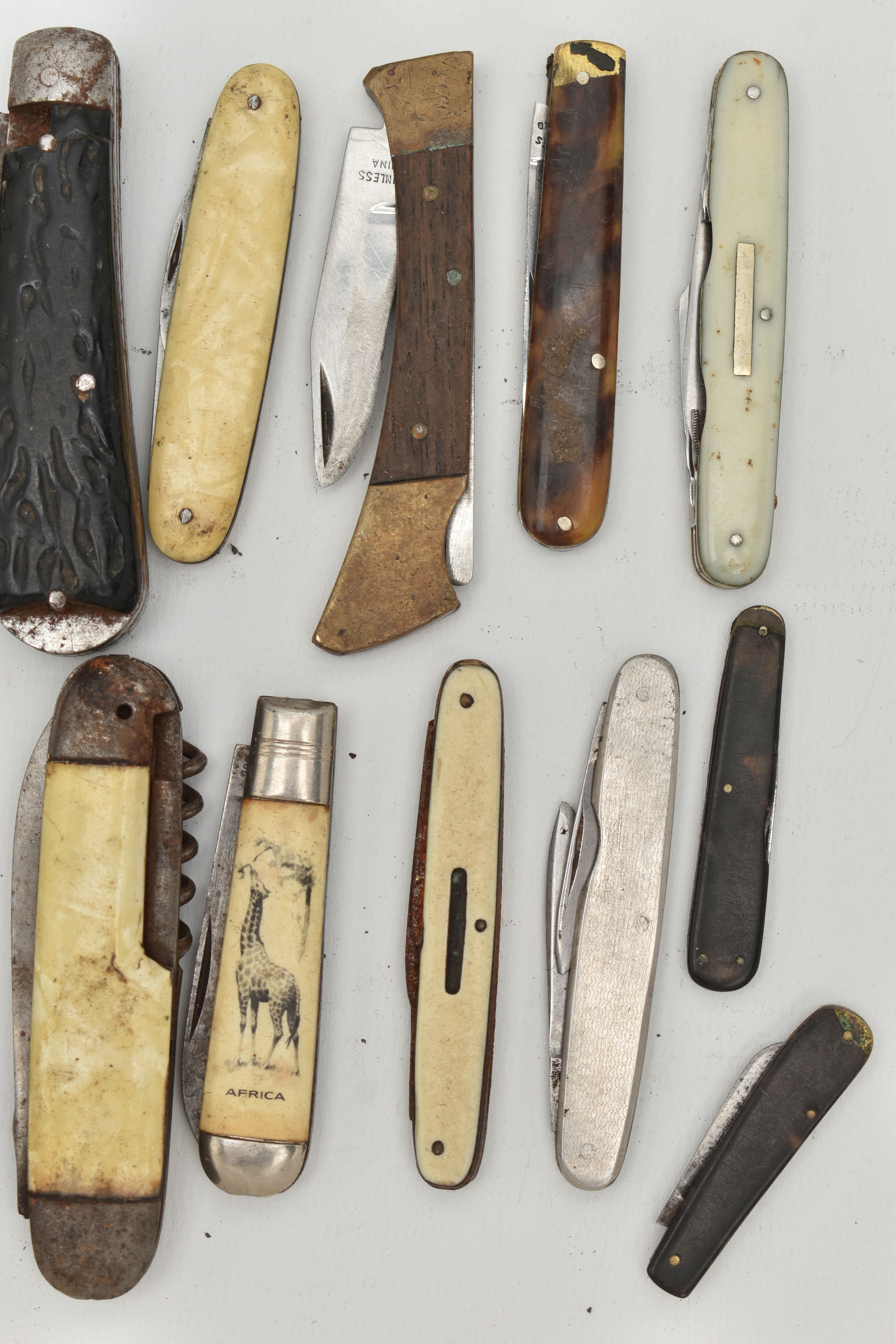 A BOX OF ASSORTED PEN KNIVES, twenty one knives varying in size, (condition report: general heavy - Image 8 of 8
