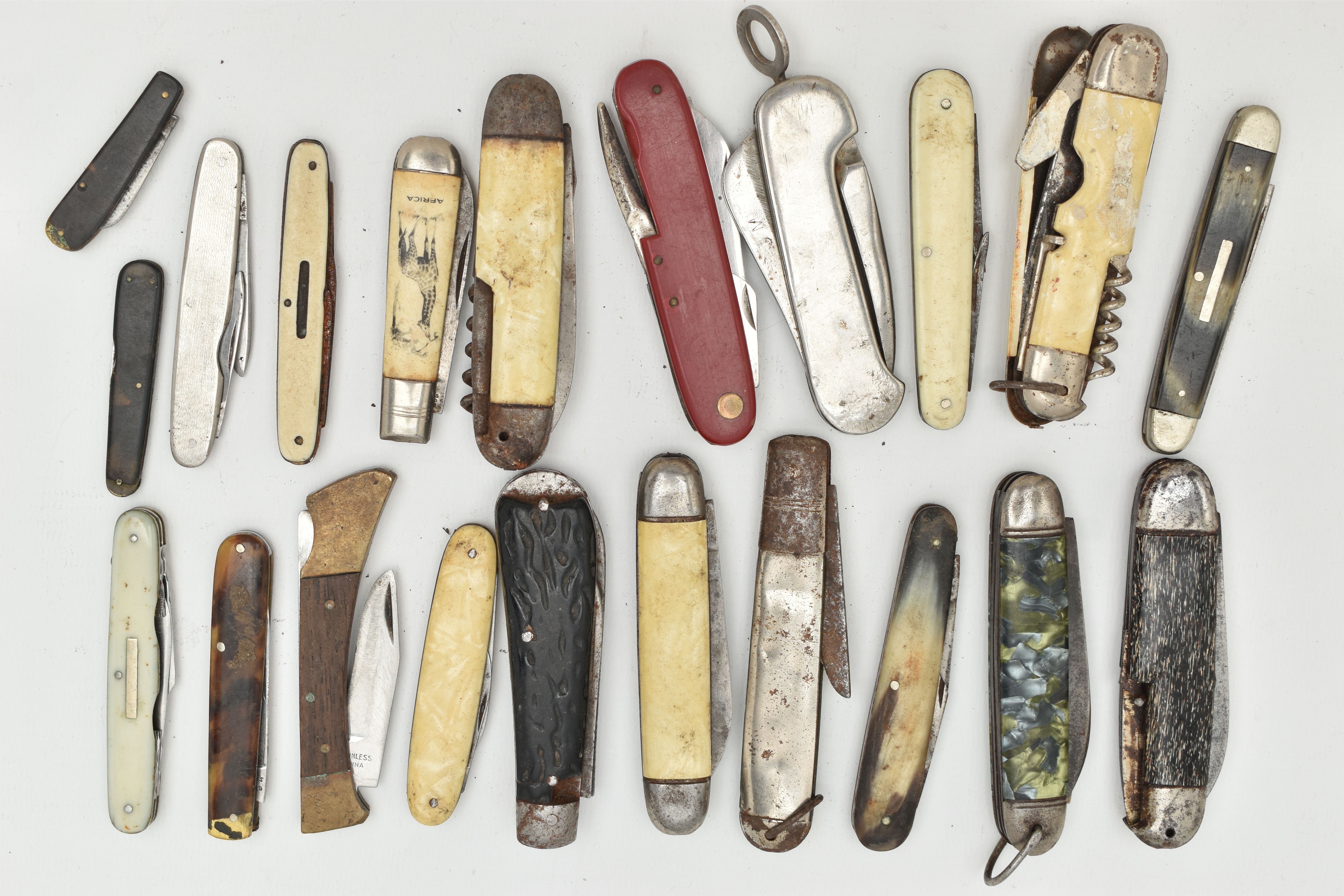 A BOX OF ASSORTED PEN KNIVES, twenty one knives varying in size, (condition report: general heavy - Image 5 of 8