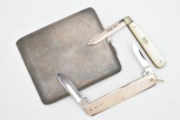 A SILVER CIGARETTE CASE AND TWO FRUIT KNIVES, rectangular case with engine turned pattern and