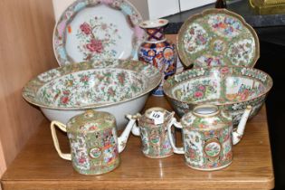 EIGHT PIECES OF 19TH AND EARLY 20TH CENTURY CHINESE CANTON FAMILLE ROSE PORCELAIN, all pieces