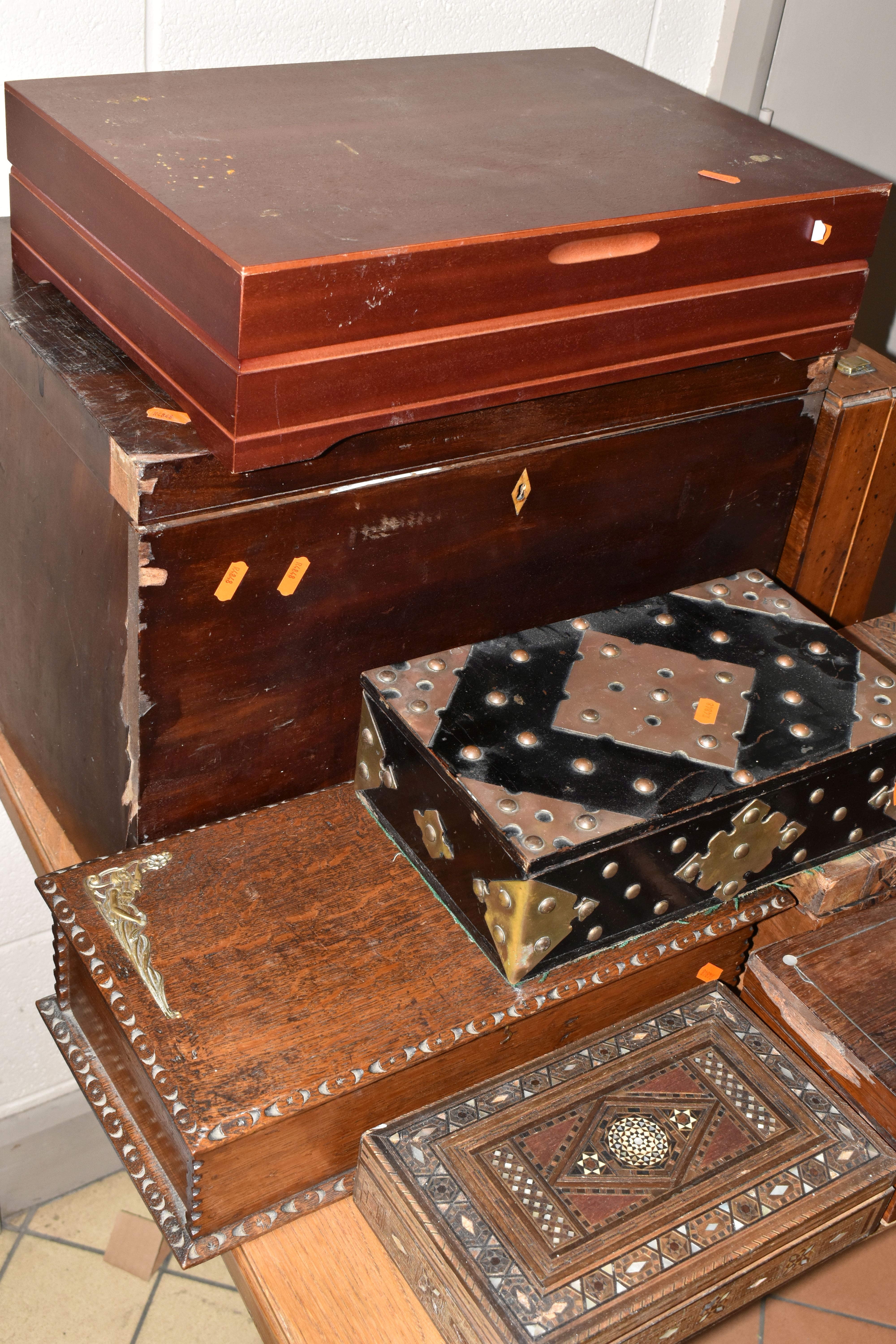 A GROUP OF WOODEN BOXES, to include a black lacquered box with brass mounts and studded details, - Image 5 of 7