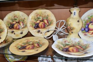 A COLLECTION OF AYNSLEY 'ORCHARD GOLD' PATTERN CABINET PLATE AND A TABLE LAMP, comprising a lamp