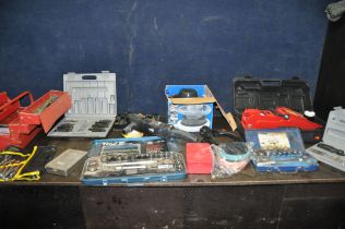 A COLLECTION OF AUTOMOTIVE TOOLS including a Clarke 2 tonne trolley jack, a Kinzo car buffer, a