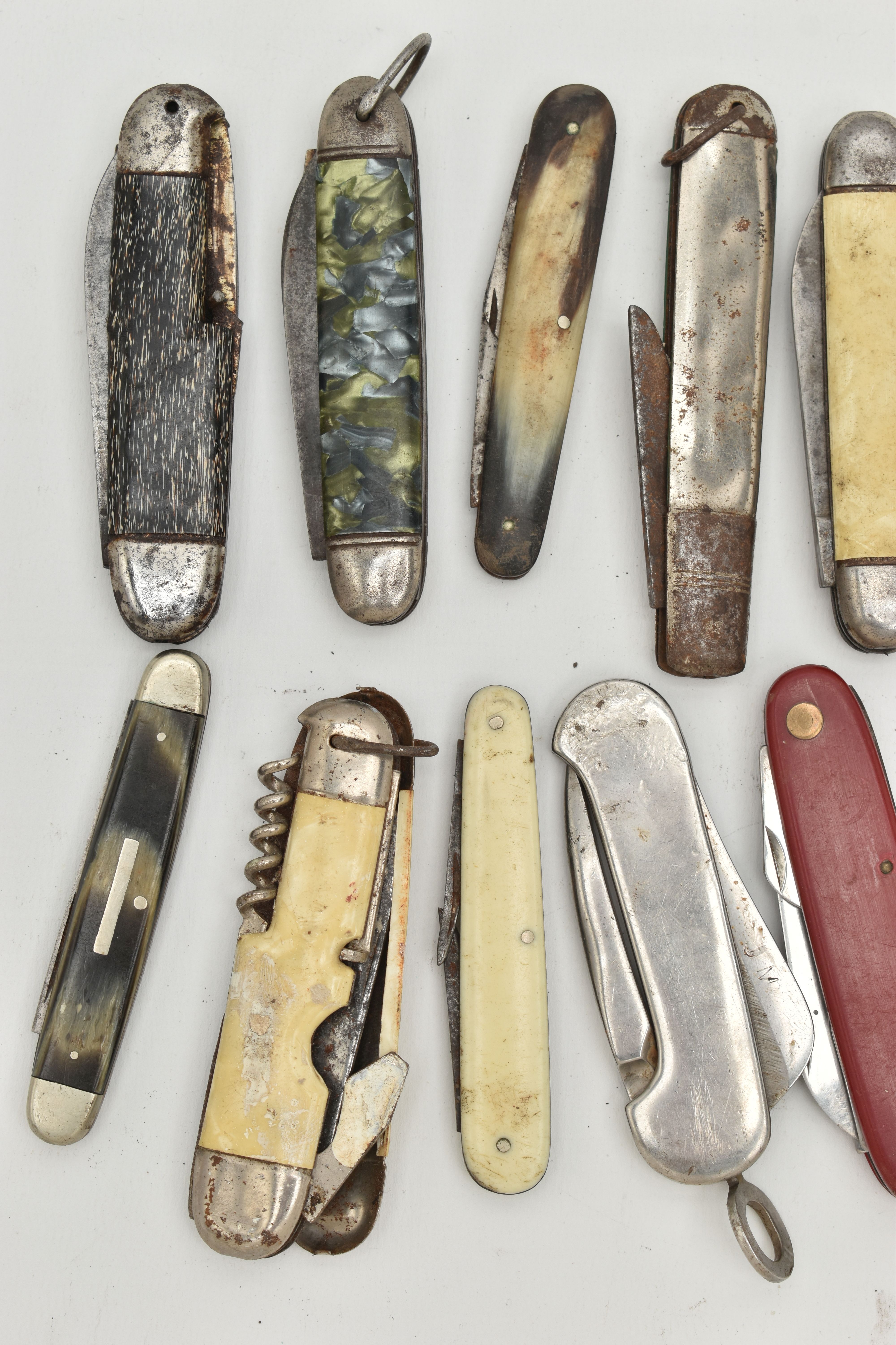 A BOX OF ASSORTED PEN KNIVES, twenty one knives varying in size, (condition report: general heavy - Image 6 of 8