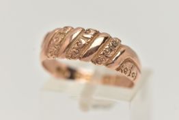 AN EARLY 20TH CENTURY, 9CT ROSE GOLD WIDE BAND RING, alternating textured and polished pattern,