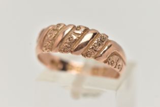 AN EARLY 20TH CENTURY, 9CT ROSE GOLD WIDE BAND RING, alternating textured and polished pattern,