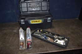 A STANLEY TOOLBOX CONTAINING WOOD PLANES including a Record No5 and a No 0110, Stanley No90, 13-
