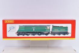 A BOXED OO GAUGE HORNBY MODEL RAILWAYS BR Streamlined Battle of Britain Class 4-6-2, no. 34081 '92