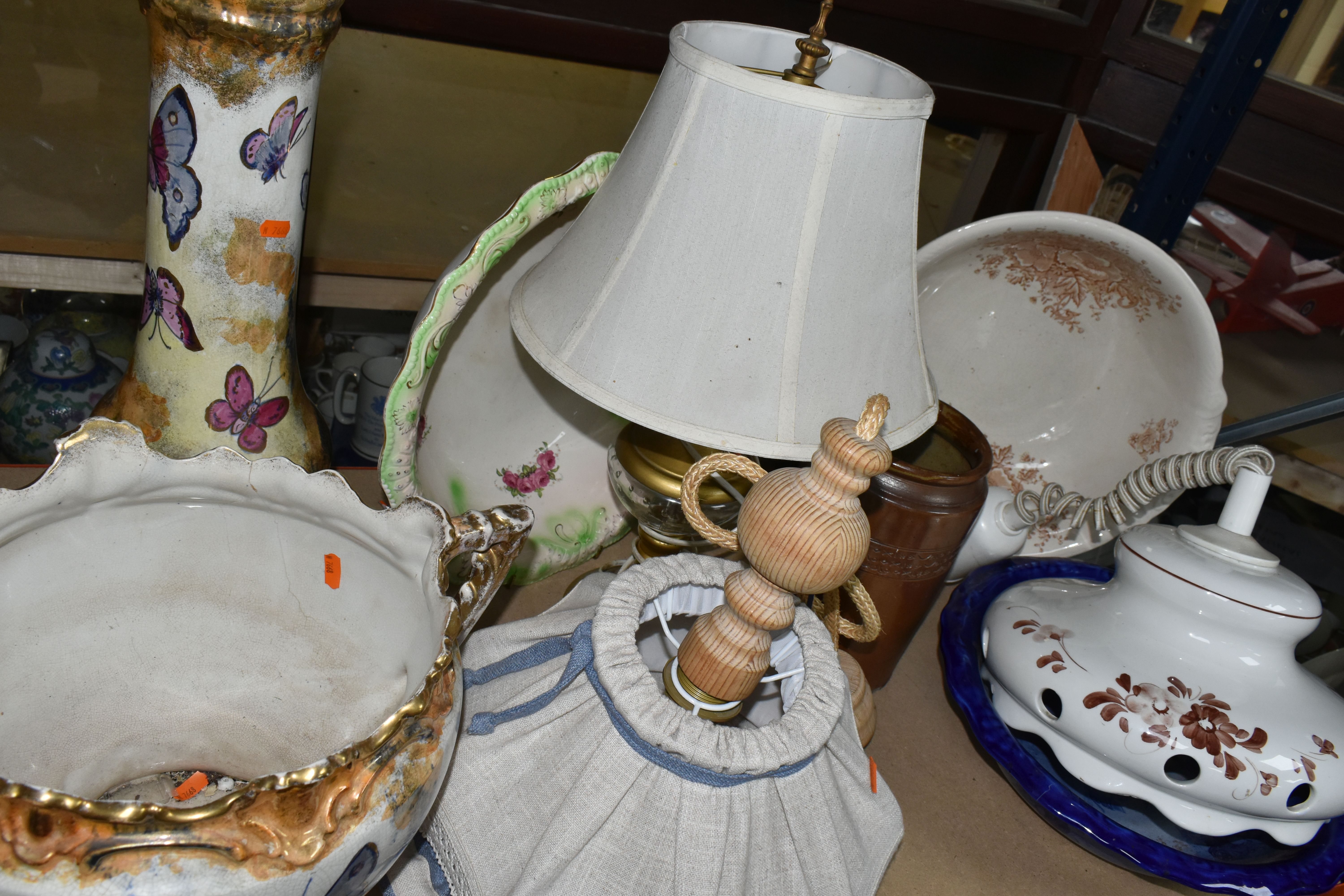 A COLLECTION OF LAMPS AND LARGE CERAMIC ITEMS, to include two Duplex oil lamps, one with metal - Image 7 of 8
