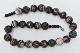 A BANDED AGATE BEAD NECKLACE, faceted circular beads, measuring approximately 16.1mm, with smaller