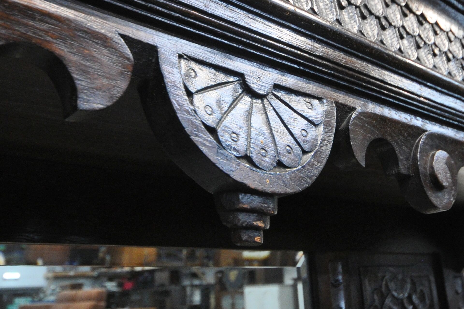 AN EARLY 20TH CENTURY OAK CONTINENTAL MIRROR BACK SIDEBOARD, fitted with an arrangement of lion - Image 4 of 15