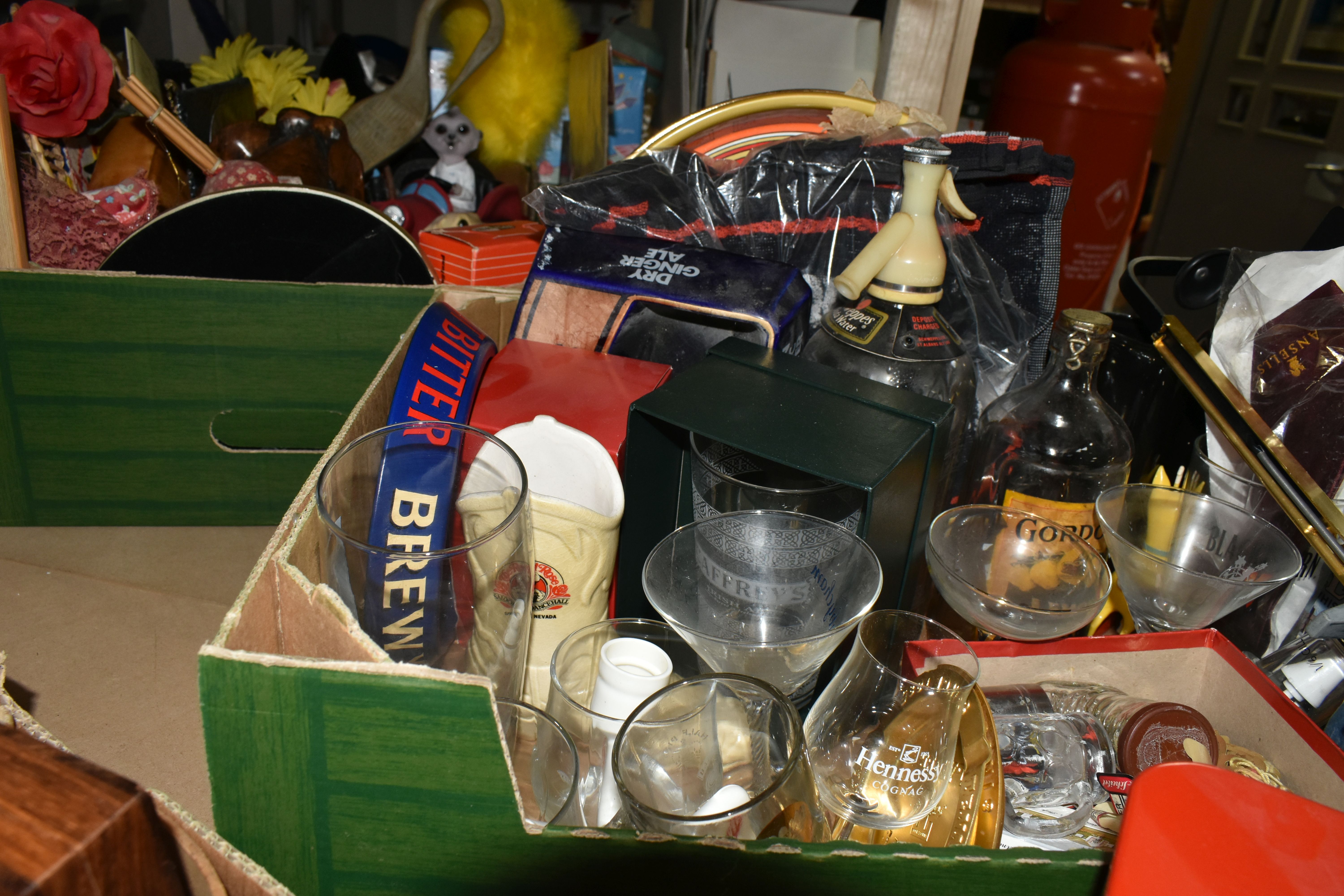 THREE BOXES AND LOOSE SUNDRY ITEMS, to include a box of breweriana items- Davenports and Romanoff - Image 6 of 8
