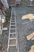 AN ALUMINIUM DOUBLE EXTENSION LADDER with 17 rungs to each 422cm length