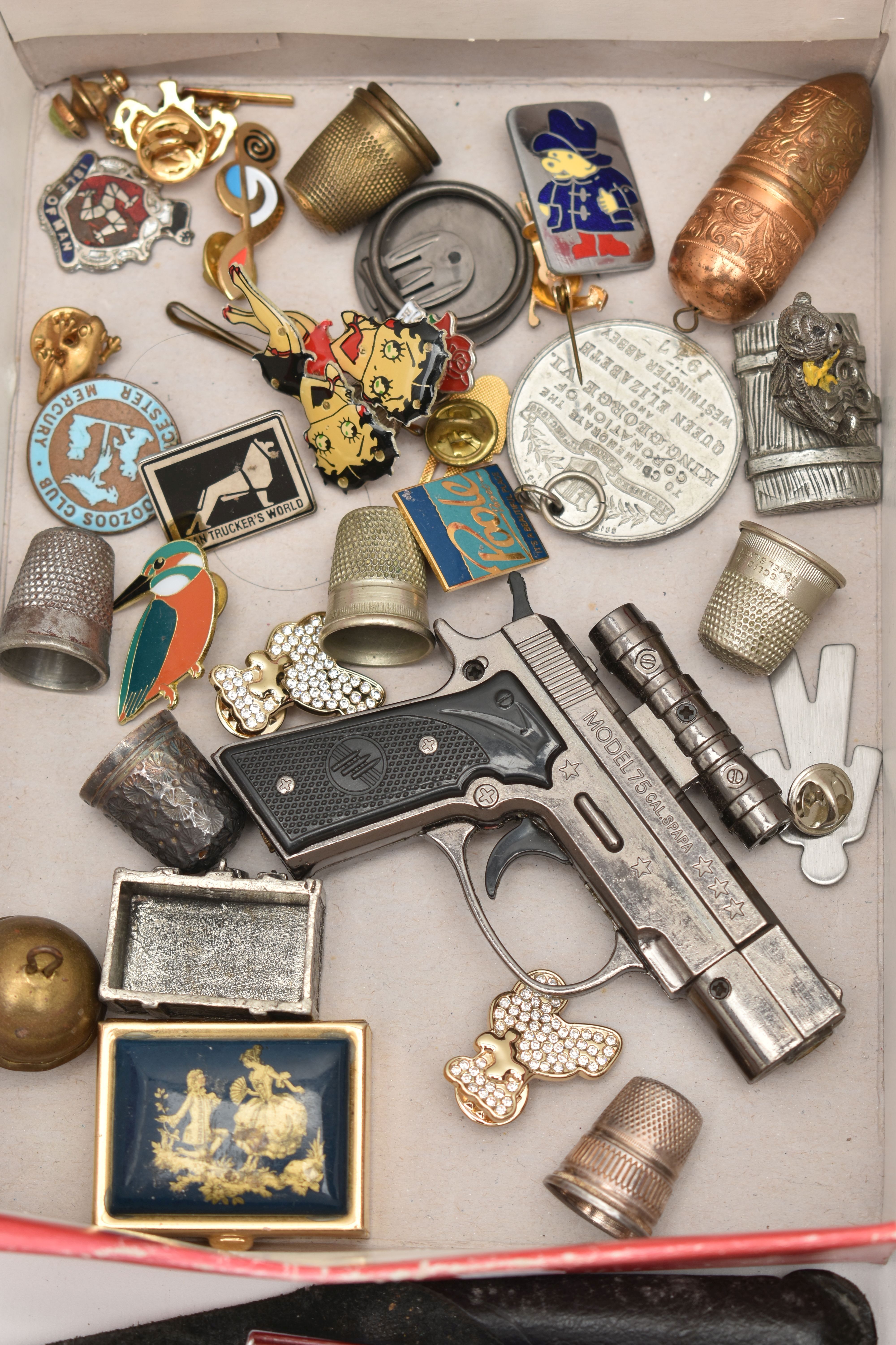 A BOX AND A WOODEN BOX OF MILITARY BADGES, OTHER METAL AND ENAMEL BADGES, NEEDLEWORK ACCESSORIES AND - Image 5 of 5