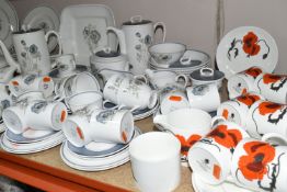 A LARGE QUANTITY OF WEDGWOOD SUSIE COOPER DESIGN 'GLEN MIST' PATTERN DINNERWARE AND 'CORN POPPY'