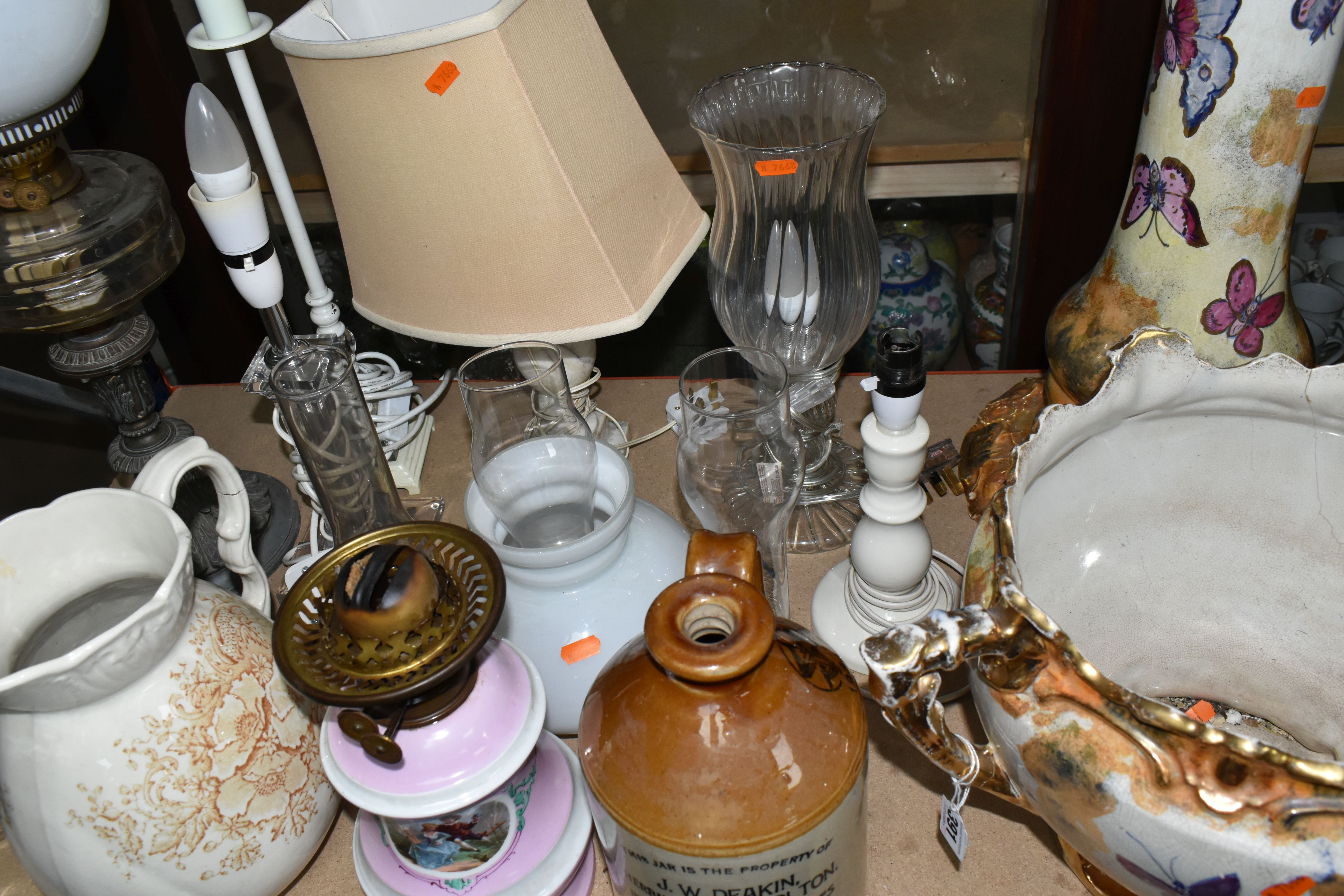 A COLLECTION OF LAMPS AND LARGE CERAMIC ITEMS, to include two Duplex oil lamps, one with metal - Image 6 of 8