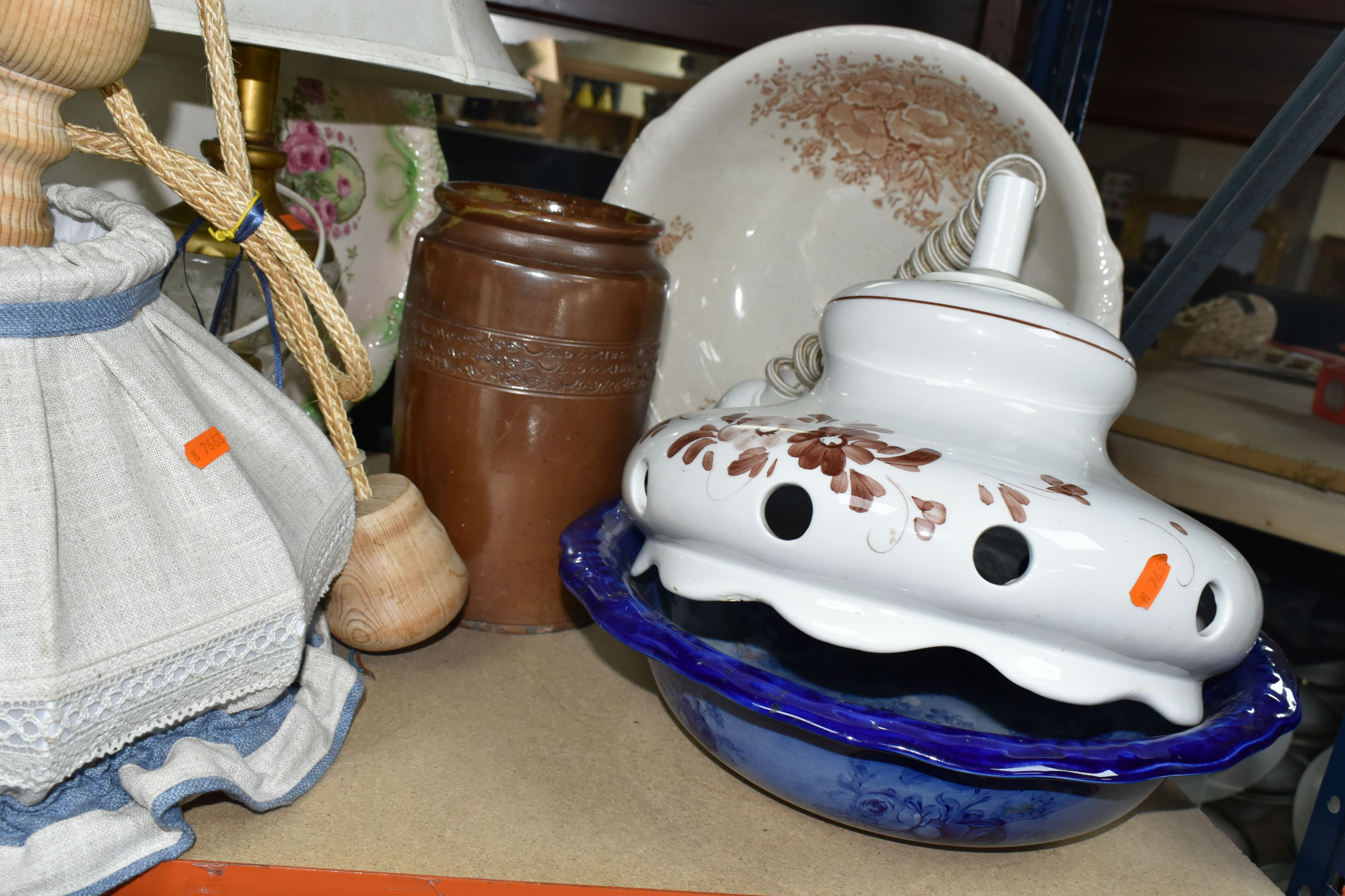 A COLLECTION OF LAMPS AND LARGE CERAMIC ITEMS, to include two Duplex oil lamps, one with metal - Image 4 of 8