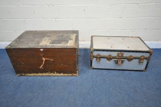 A 20TH CENTURY MAHOGANY TRAVELLING TRUNK, the hinged lid enclosing a removable tray, with twin