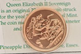 A FULL 22ct GOLD SOVEREIGN COIN 2004 ELIZABETH II, 7.98 grams, .916 fine, 22.05mm, in blister pack