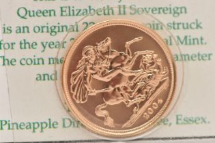 A FULL 22ct GOLD SOVEREIGN COIN 2004 ELIZABETH II, 7.98 grams, .916 fine, 22.05mm, in blister pack