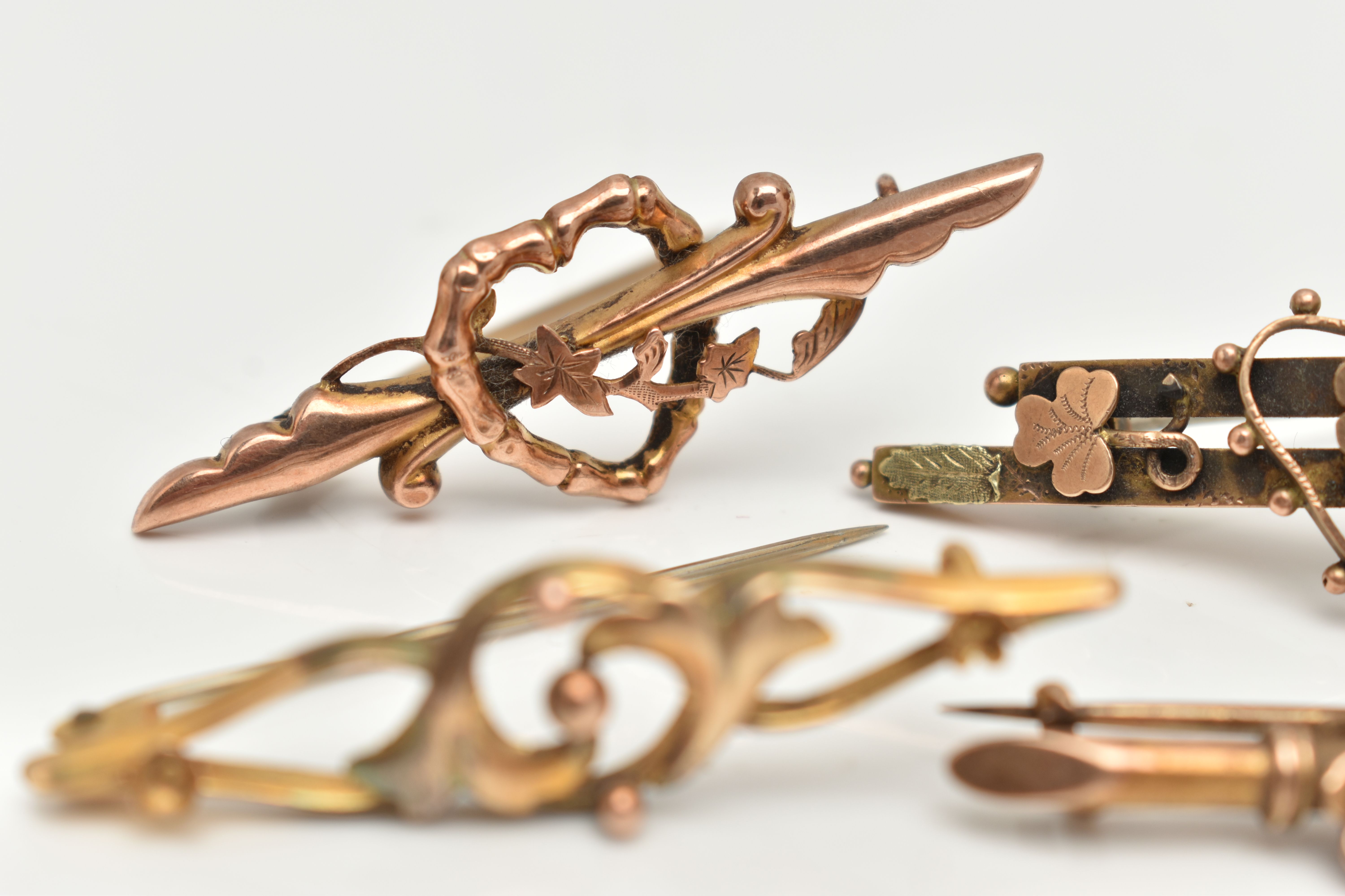 FOUR EARLY 20TH CENTURY BAR BROOCHES, the first a 9ct gold bar brooch with open heart detail, - Image 4 of 5