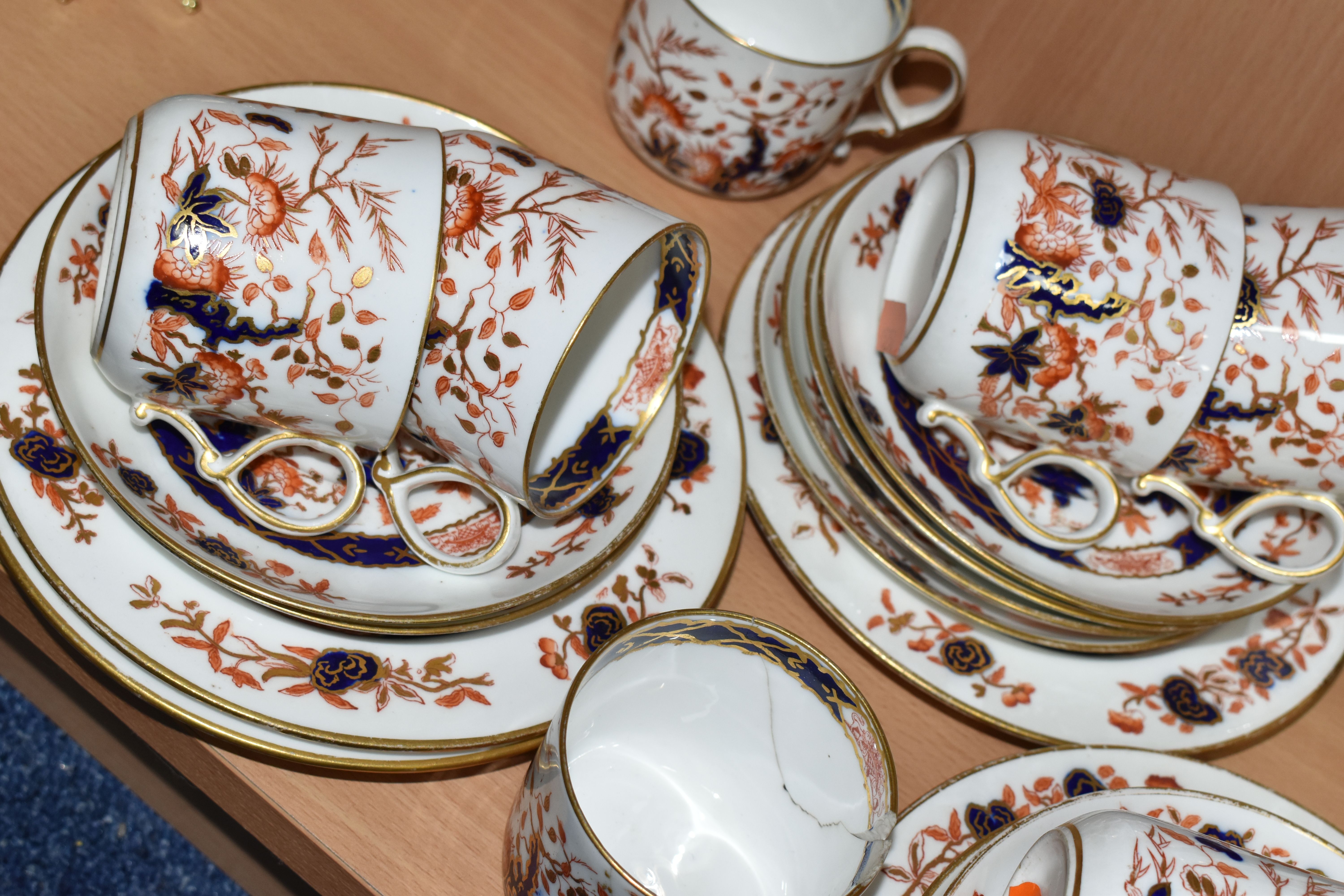 A LATE NINETEENTH CENTURY ROYAL CHINA WORKS WORCESTER (GRAINGER AND CO) TEA SET, with Imari style - Image 4 of 7