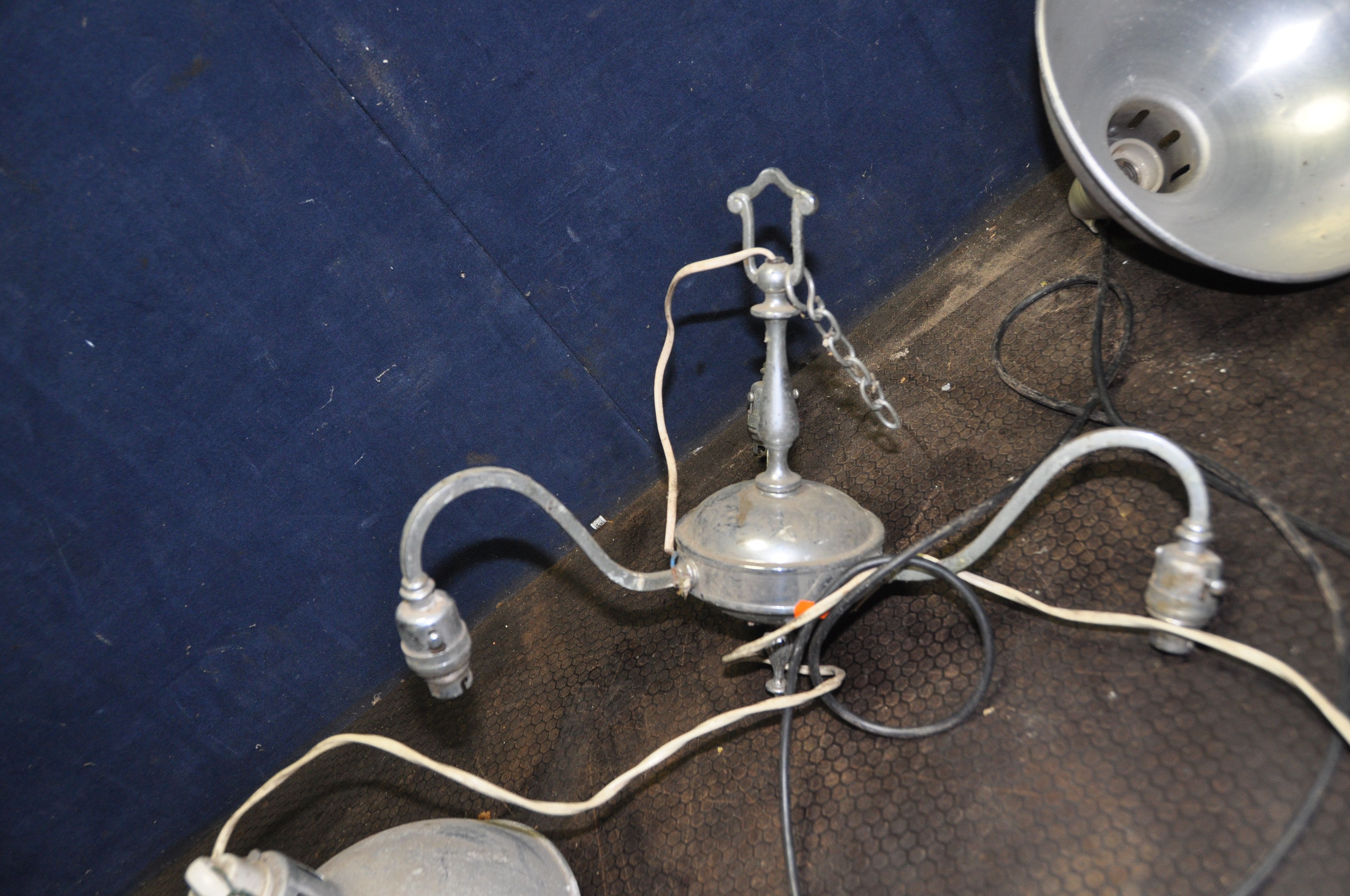A PAIR OF VINTAGE ALUMINIUM INDUSTRIAL LIGHTS with screwfit ceramic bulb holders and a chrome - Image 3 of 3