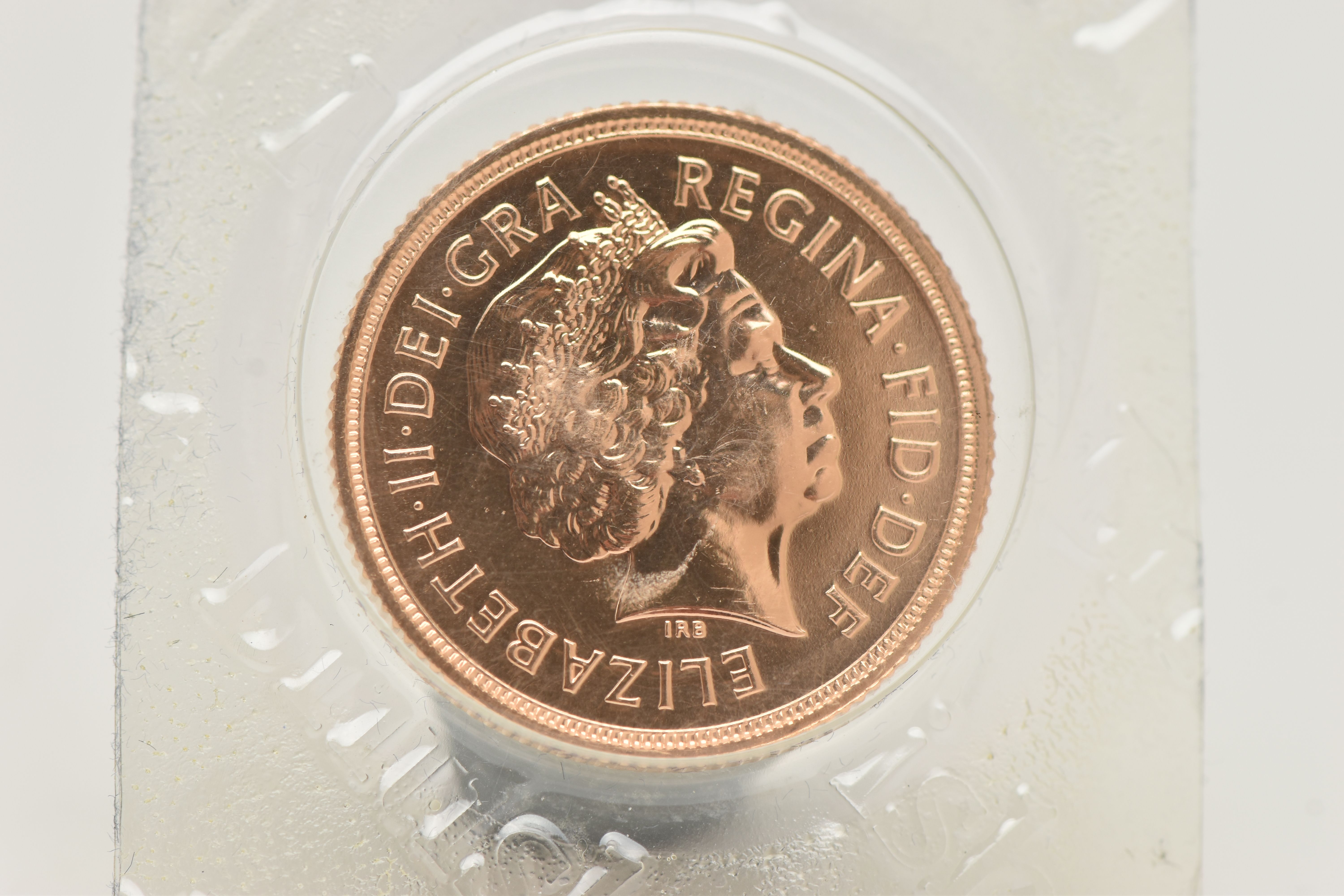 A FULL 22ct GOLD SOVEREIGN COIN ELIZABETH II 2010, .916 fine, 7.98 grams, 22.05mm, in blister pack - Image 2 of 2