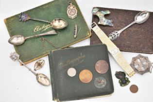AN ASSORTMENT OF SILVER AND JEWELLERY, to include a silver souvenir spoon, hallmarked Birmingham, an