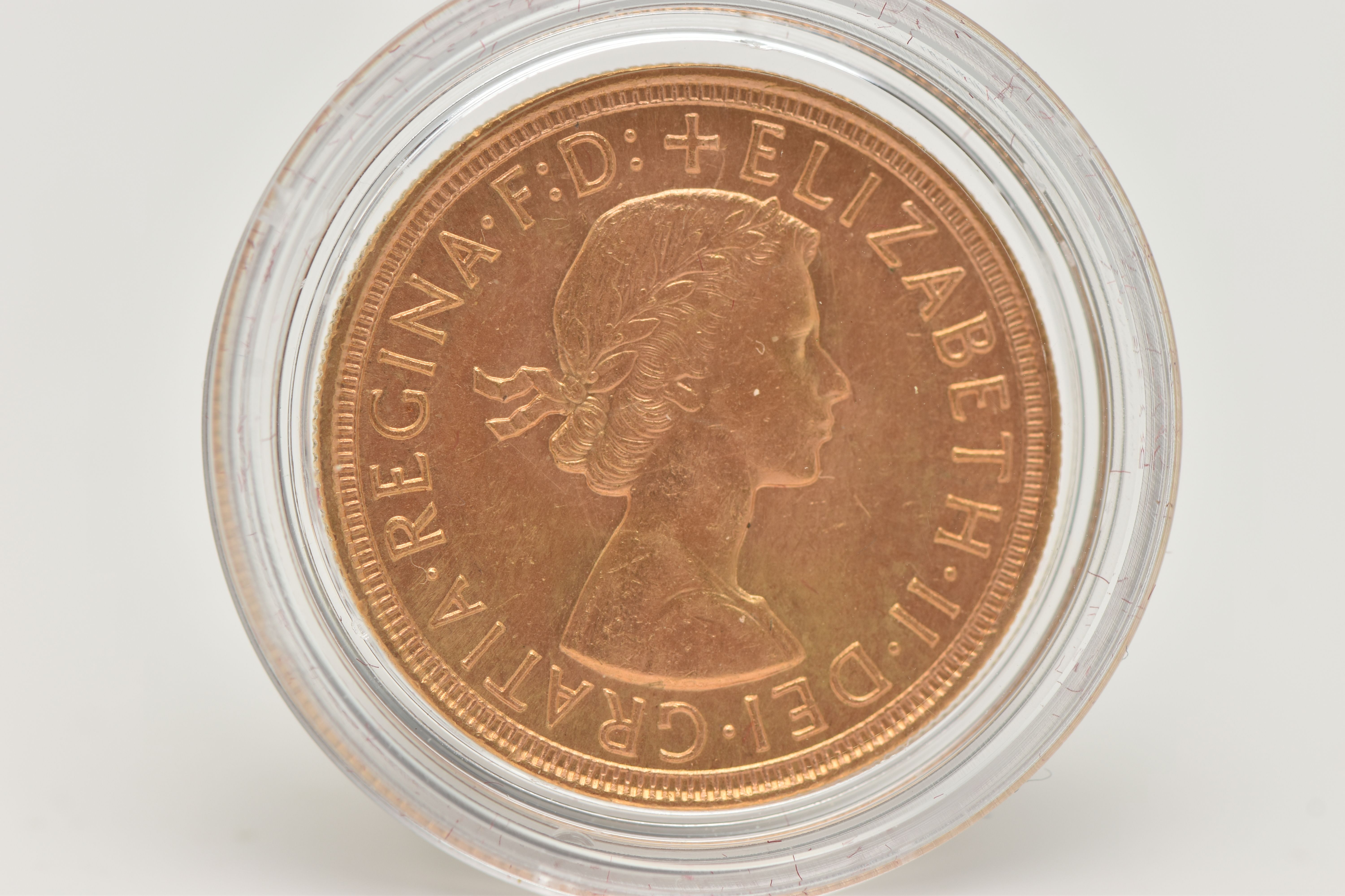 A FULL 22CT GOLD SOVEREIGN COIN 1957 ELIZABETH II LONDON MINT, 7.98 grams, .916 fine, 22.05mm - Image 2 of 2
