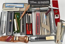 A BOX OF ASSORTED PENS, POCKET KNIVES AND A KNIFE WITH SHEATH, to include a boxed 'Parker' Arrow