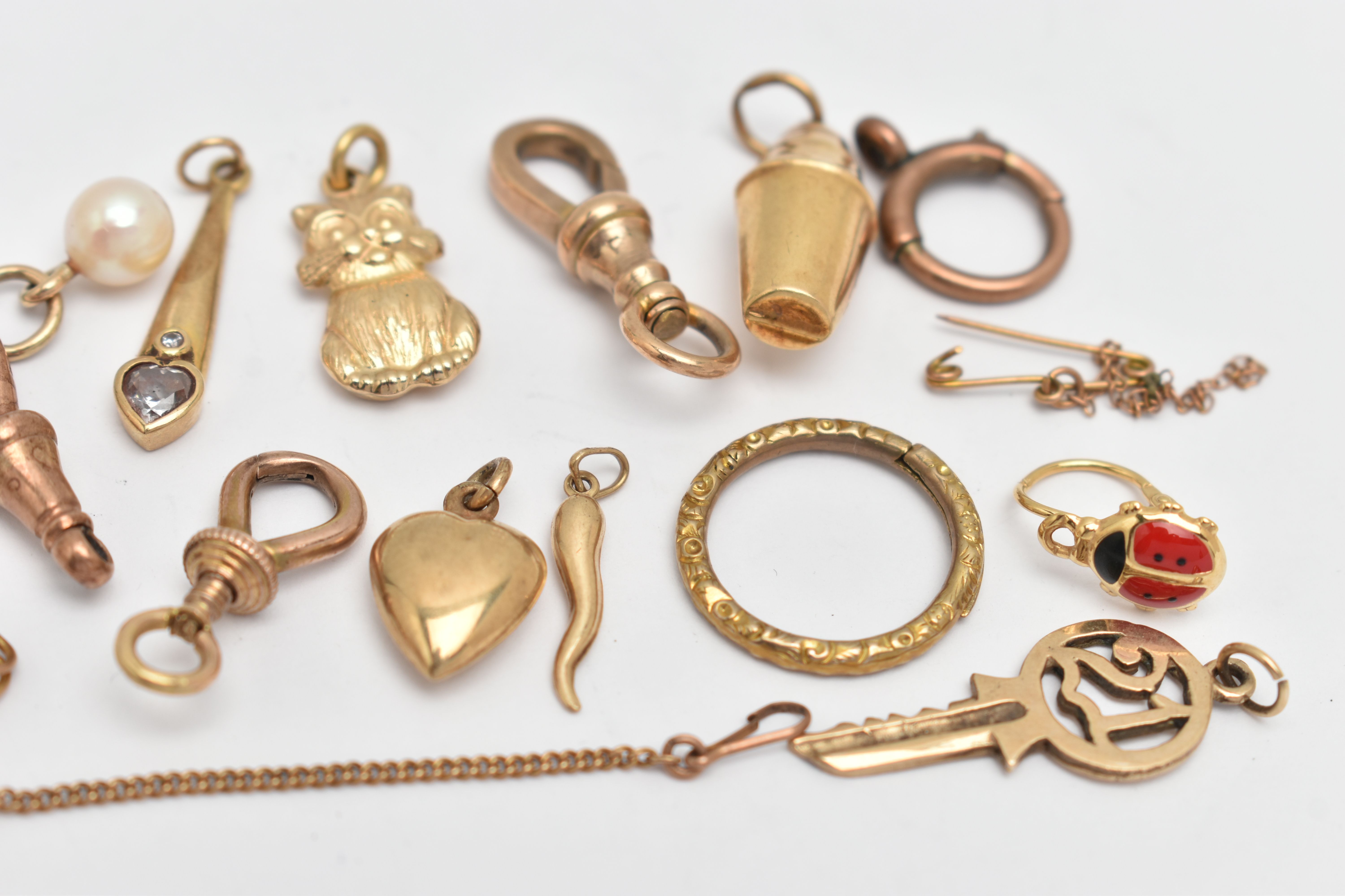 AN ASSORTMENT OF 9CT GOLD AND YELLOW METAL, to include a 21 key charm and a cocktail shaker charm, - Image 2 of 3