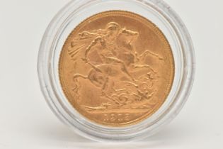 A FULL 22CT GOLD SOVEREIGN COIN 1913 LONDON MINT GEORGE V, 7.98 grams, .916 fine, 22.05mm