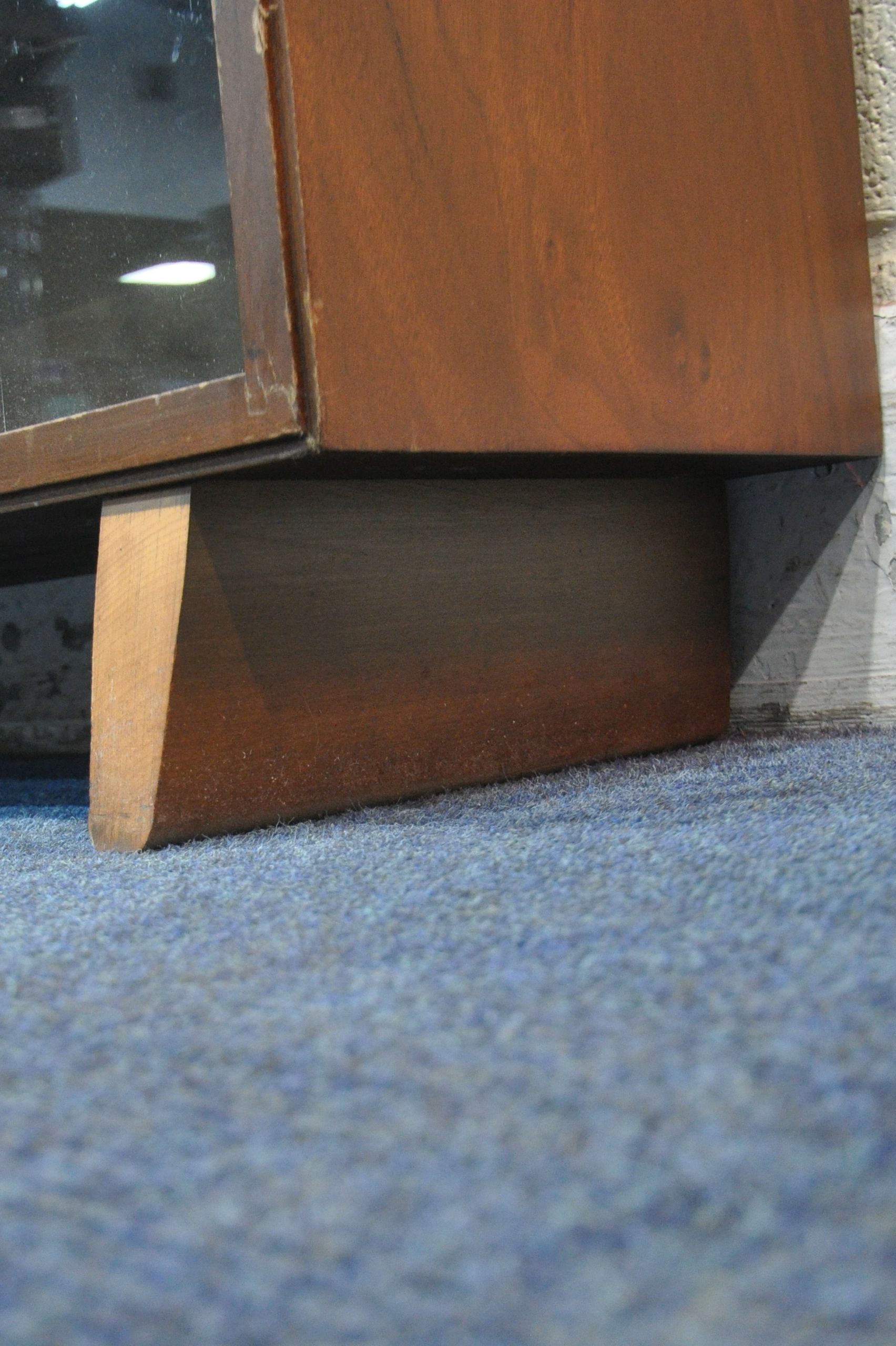 A MID CENTURY TEAK VANSON SIDE BY SIDE BOOKCASE, with a pair of double glazed sliding doors, - Image 5 of 6