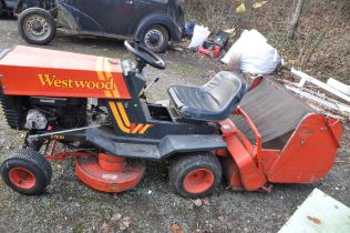A VINTAGE WESTWOOD S1100 RIDE ON LAWN MOWER with grass collection box and one key, battery flat,