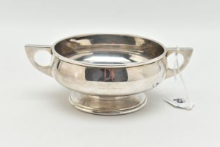 A GEORGE V SILVER 'MAPPIN & WEBB' DOUBLE HANDLED DISH, polished design, fitted with two handles,