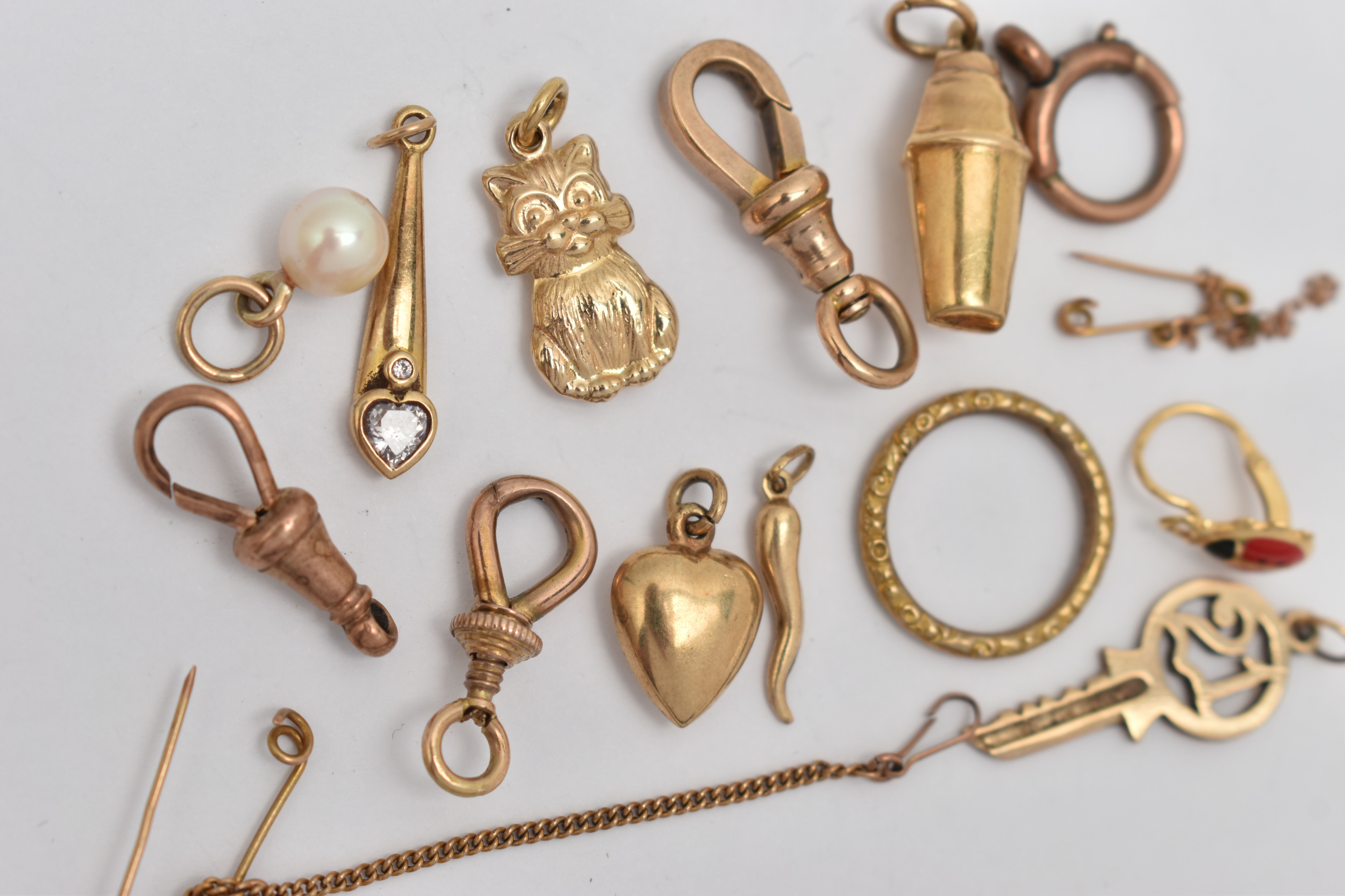 AN ASSORTMENT OF 9CT GOLD AND YELLOW METAL, to include a 21 key charm and a cocktail shaker charm, - Image 3 of 3
