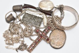 A SELECTION OF SILVER AND WHITE METAL JEWELLERY, to include a silver hinged bangle, scrolling