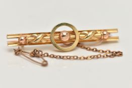 AN EARLY 20TH CENTURY BAR BROOCH, a yellow metal target style bar brooch, approximate length 41mm,