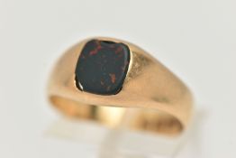 AN 18CT GOLD GENTS SIGNET RING, inlay set with bloodstone, hallmarked 18ct Birmingham, ring size O