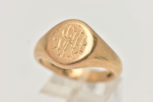 AN 18CT GOLD GENTS SIGNET RING, oval signet with worn monogram engraving, hallmarked 18ct