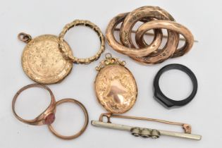 AN ASSORTMENT OF JEWELLERY, to include and early 20th century knot brooch, an intaglio ring, two