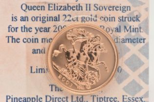A FULL 22ct GOLD SOVEREIGN COIN 2001 ELIZABETH II, .916 fine, 7.98 grams, 22.05mm, in blister pack