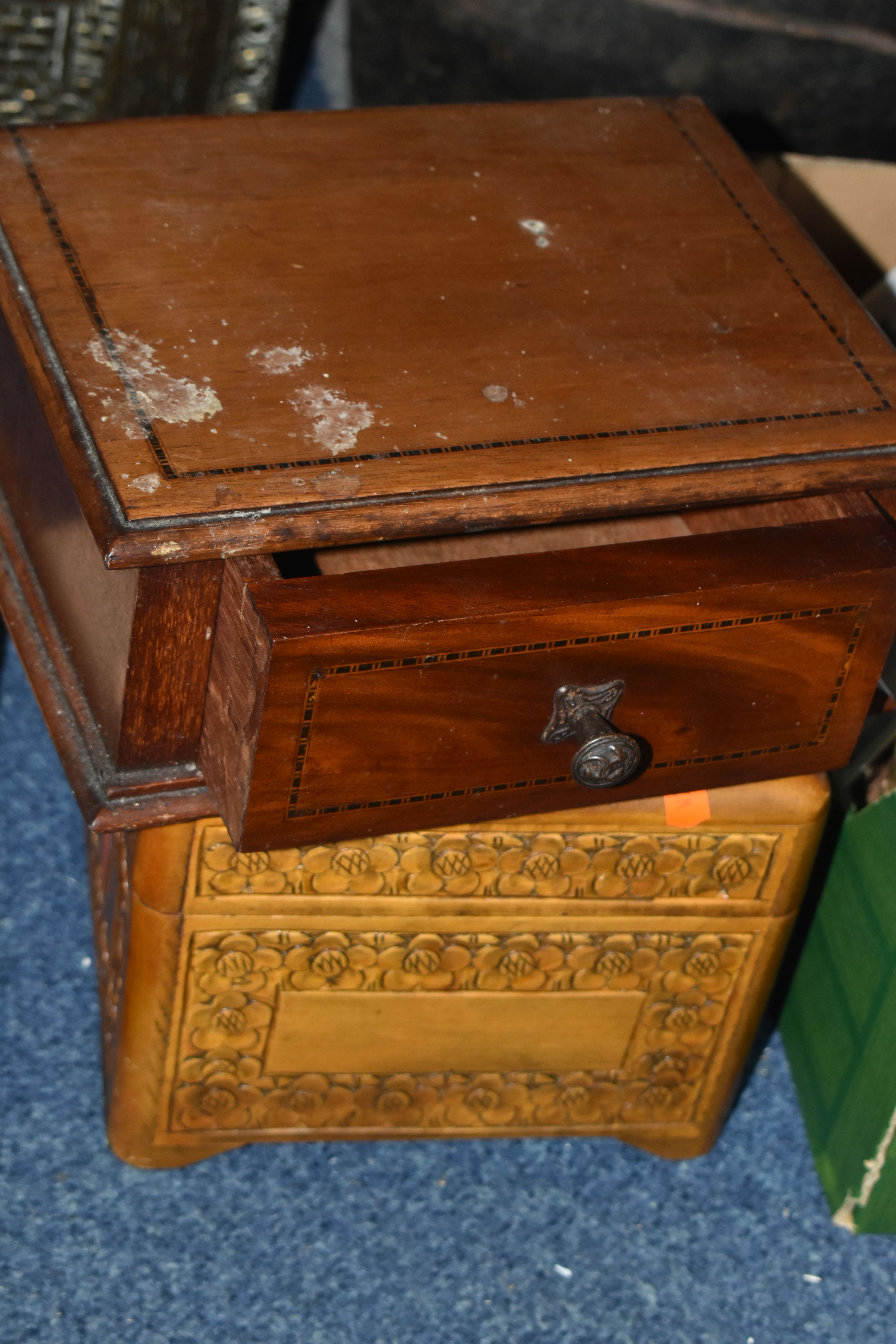 TWO BOXES AND LOOSE PICTURES AND SUNDRY ITEMS, to include a boxed Roulette game, a small cased - Image 5 of 7