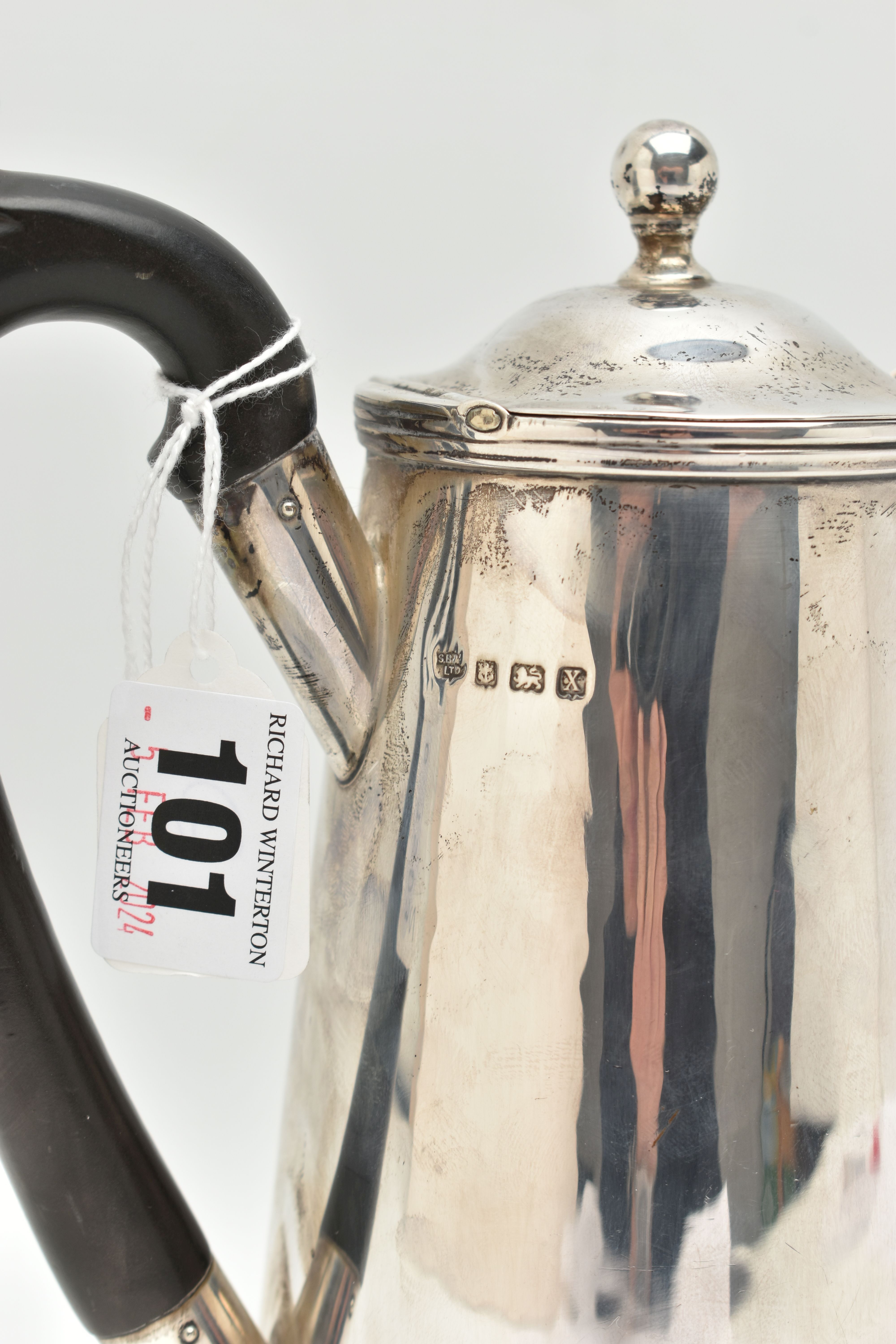 A GEORGE V SILVER WATER JUG, polished form, fitted with an ebonised handle, hinged cover fitted with - Image 3 of 6