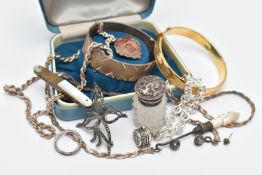 A BAG OF ASSORTED JEWELLERY AND ITEMS, to include a boxed silver hinged bangle, with a diamond cut