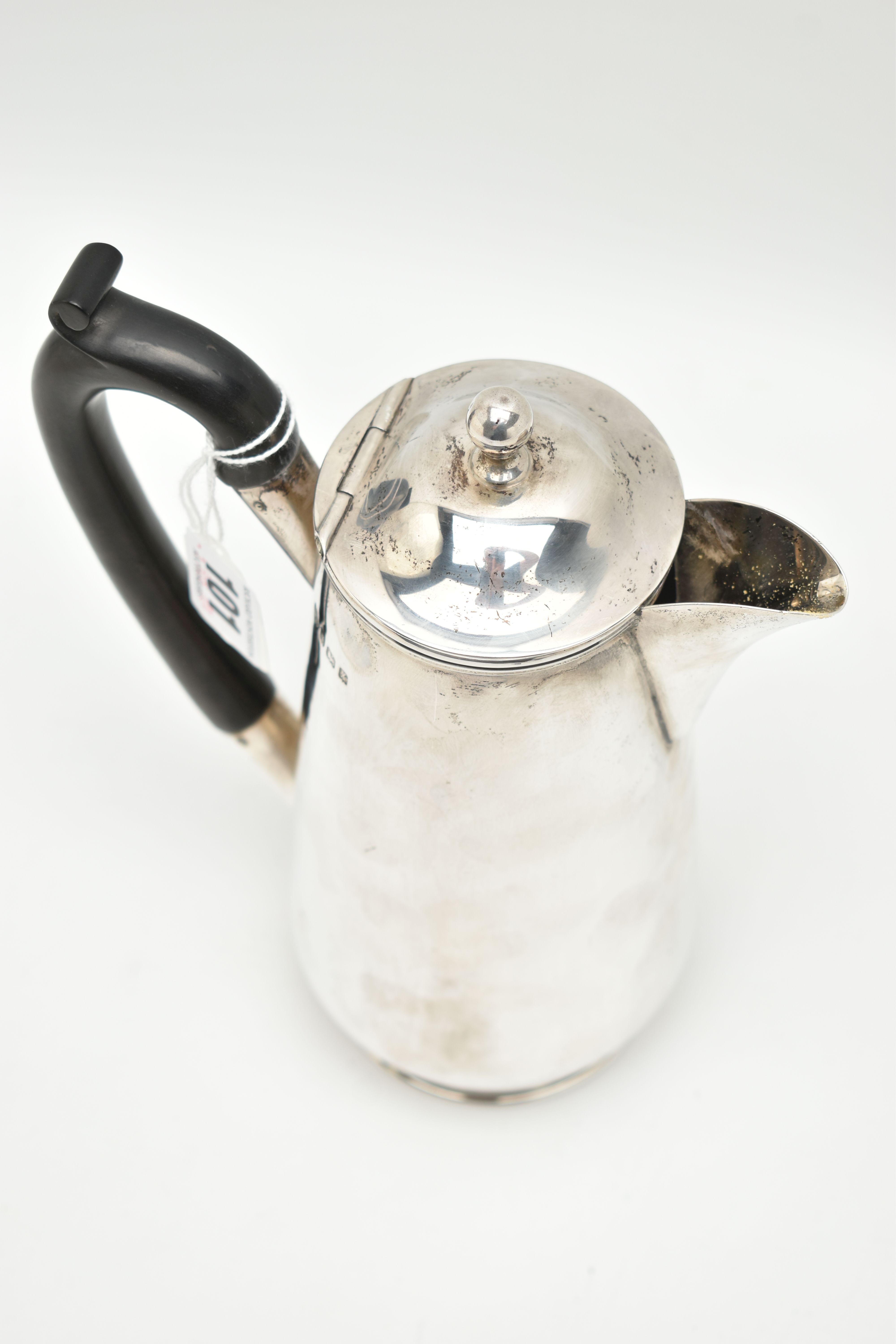 A GEORGE V SILVER WATER JUG, polished form, fitted with an ebonised handle, hinged cover fitted with - Image 4 of 6