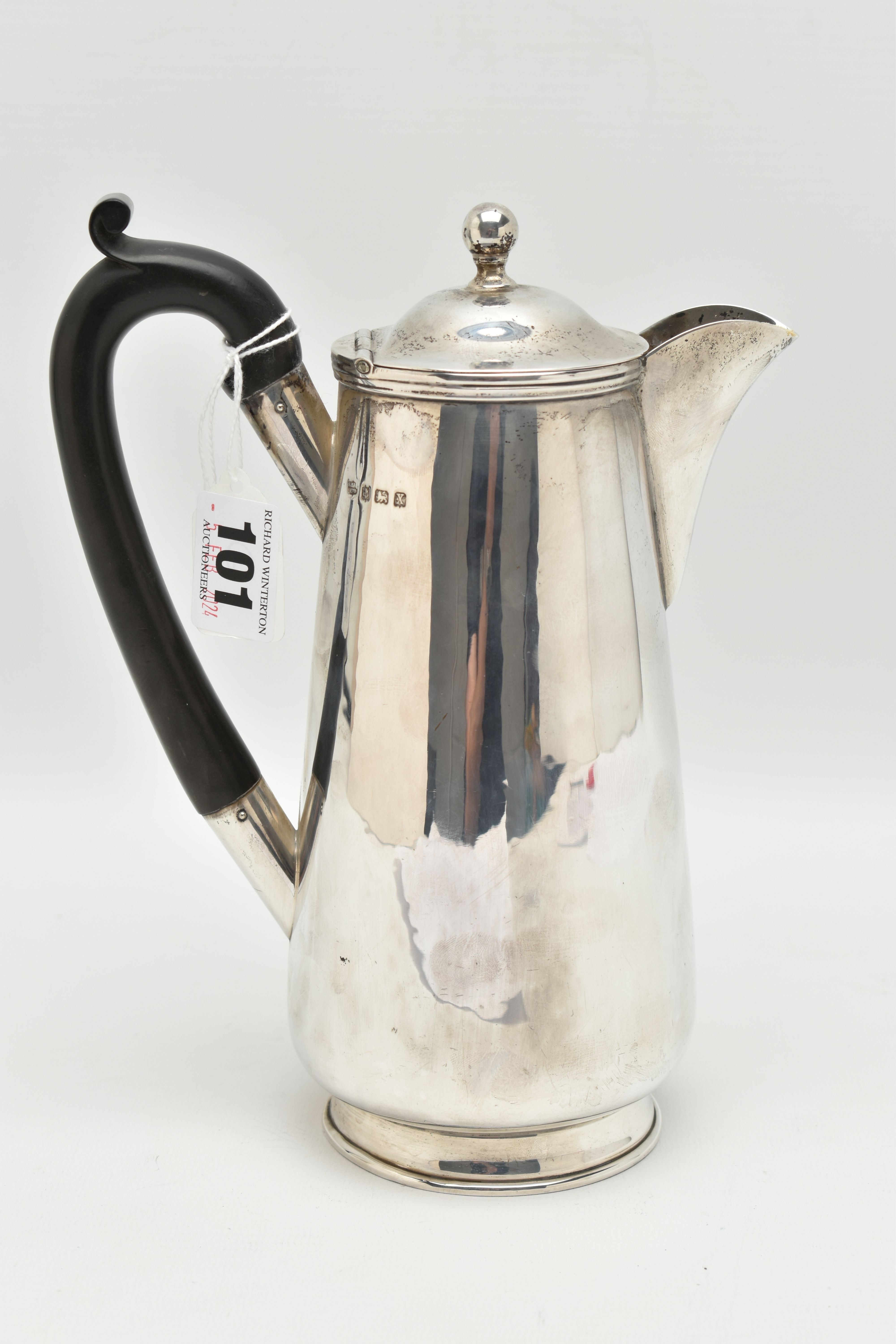 A GEORGE V SILVER WATER JUG, polished form, fitted with an ebonised handle, hinged cover fitted with - Image 2 of 6