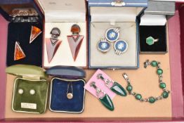 A SELECTION OF SILVER AND WHITE METAL JEWELLERY, to include a silver 'Wedgwood' Jasperware pendant